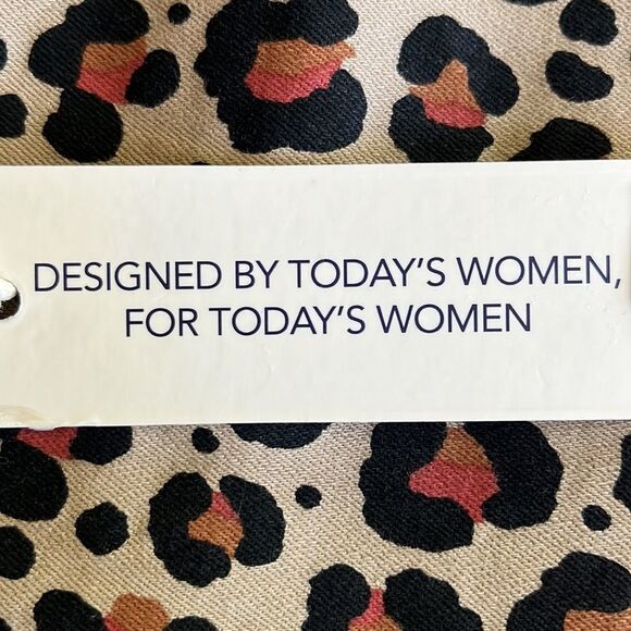 Code Bleu Petite Size Classic Mid Rise Shorts Size 30 Cheetah - Picture 10 of 11